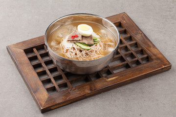 A food made by cutting cucumbers into small pieces, pickling them in salt or soy sauce, adding them to cold soup, and adding green onions, vinegar, sugar, and red pepper powder.