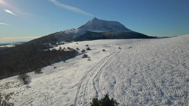 puy de  d&ocirc;me enneig&eacute;