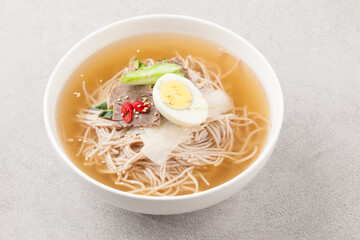 A food made by cutting cucumbers into small pieces, pickling them in salt or soy sauce, adding them to cold soup, and adding green onions, vinegar, sugar, and red pepper powder.