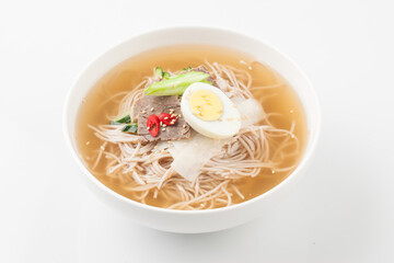 A food made by cutting cucumbers into small pieces, pickling them in salt or soy sauce, adding them to cold soup, and adding green onions, vinegar, sugar, and red pepper powder.