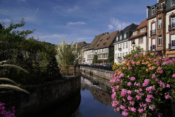 Blick auf den Kanal der Lauter, der mitten durch die Altstadt von Wissembourg im Elsa&szlig; f&uuml;hrt. 