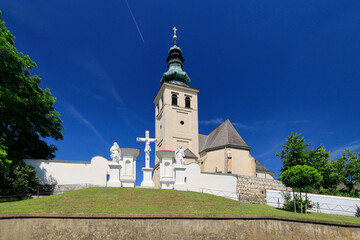 Die Wehrkirche von Palterndorf im niederösterreichischen Weinviertel
