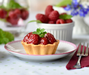 raspberry mini tart (cupcakes) and cup of tea