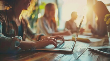 Obraz premium A group of coworkers or business colleagues collaborating on a laptop together during a meeting or conference in a modern office workspace The team is engaged in discussion brainstorming