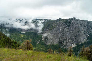 Obraz premium Blick vom Loser auf das tote Gebirge sowie das Ausseerland und den Dachsteingletscher, Salzkammergut, Streiermark, Österreich im Sommer