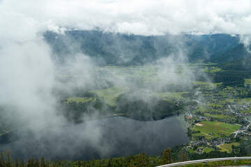 Blick vom Loser auf Bad Aussee und den Aussee sowie das Ausseerland und den Dachsteingletscher, Salzkammergut, Streiermark, Österreich im Sommer