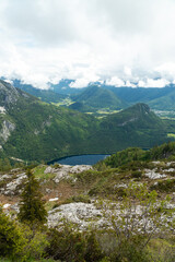 Blick vom Loser auf den Aussee sowie das Ausseerland und den Dachsteingletscher, Salzkammergut, Streiermark, Österreich im Sommer