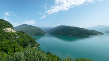 Obraz premium beautiful landscape with a small mountain and a bright green lake