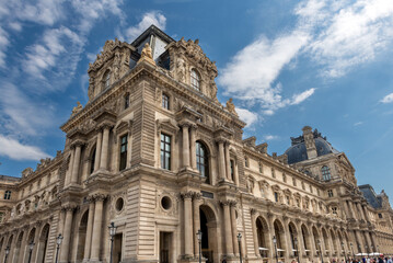 vue du Musée du Louvre à Paris en France