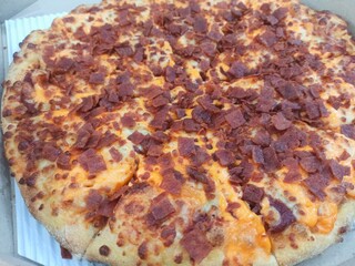 Pizza with salami  It's on a tray ready to be served in a restaurant.