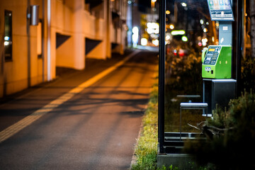 夜の電話ボックス