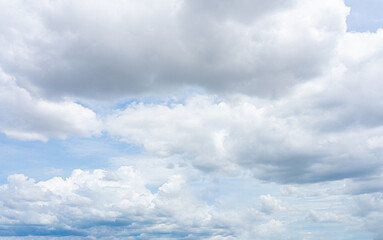 Obraz premium Blue Sky and Clouds in Summer Daylight