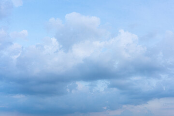 Obraz premium A beautiful summer day with a clear blue sky and fluffy white clouds