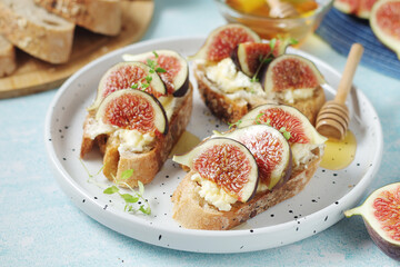 Sandwiches with cottage cheese, honey and figs	