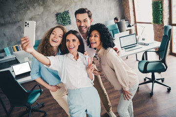 Photo of take selfie photo teamwork young people working together employees modern industrial open space style interior workplace