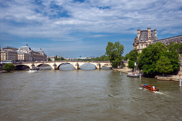 vue du fleuve la Seine qui traverse Paris au niveau du Musée du Louvre en France