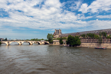 vue du fleuve la Seine qui traverse Paris au niveau du Musée du Louvre en France