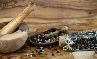 Pfefferkörner Piper nigrum auf Olivenholz