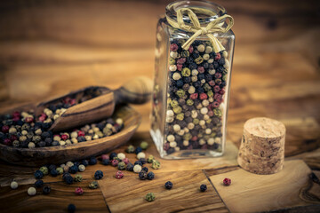 Pfefferkörner Piper nigrum auf Olivenholz