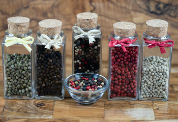 Pfefferkörner Piper nigrum auf Olivenholz