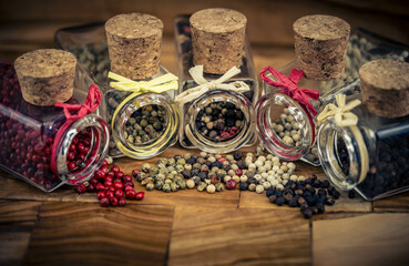 Pfefferkörner Piper nigrum auf Olivenholz