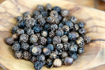 Pfefferkörner Piper nigrum auf Olivenholz