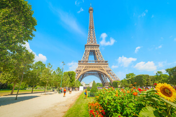 Fototapeta premium People by the world famous Eiffel Tower on a sunny day