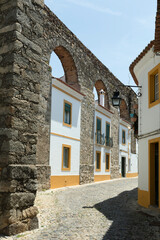 In das Aquädukt von Evora integrierte Wohnhäuser