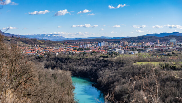 vista sulla citt&agrave; di Nova Gorica, nella Slovenia occidentale, in una vasta vallata, di giorno, in inverno, circondata da una vasta vegetazione, da lunghe colline, alture e montagne sotto un cielo blu