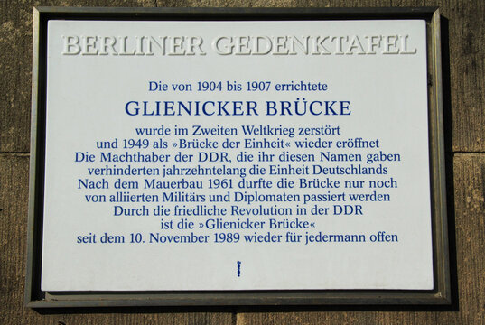 Berlin, Porzellan-Gedenktafel der KPM an der Glienicker Br&uuml;cke