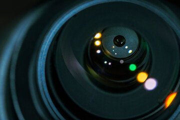 Detalle de la luz entrando por el diafragma de la lente de una cámara fotográfica