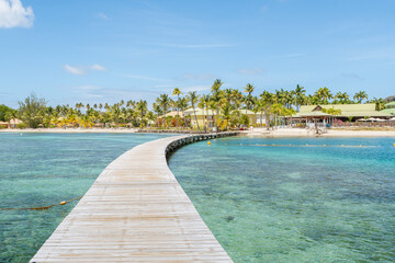 Ponton en bois de la plage des boucaniers à la Pointe Marin à Sainte Anne, Martinique, Antilles Françaises.	