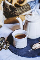 Tasse d'infusion de menthe poivrée et théière avec fond cocooning