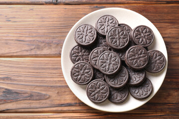Many tasty sandwich cookies on wooden table, top view. Space for text