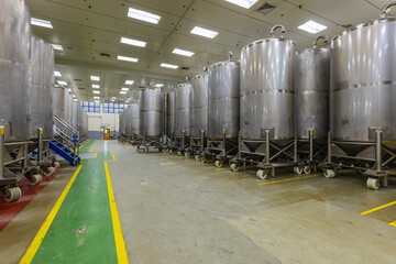 Stainless vertical steel tanks equipment tank chemical cellar with scrolling wheel stainless steel tanks cleaning and treatment shampoo