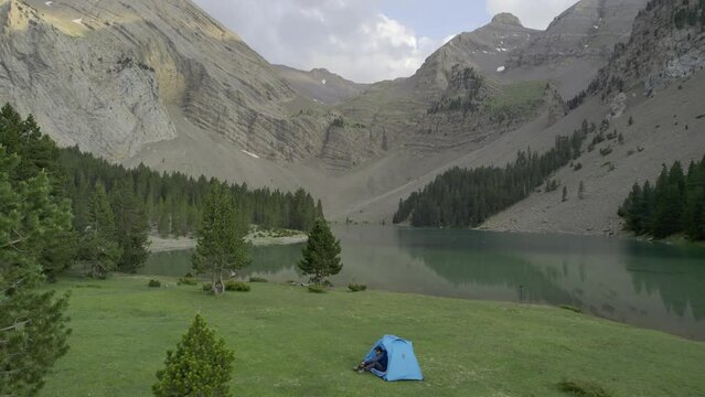 Acercando volando encima de tienda de campa&ntilde;a hacia lago