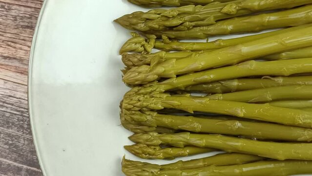 asperges vertes cuites &eacute;tal&eacute;es dans une assiette