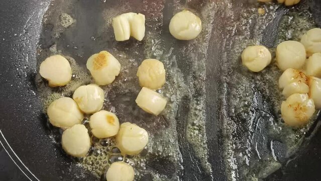 noix de Saint-Jacques en cuisson dans une po&ecirc;le