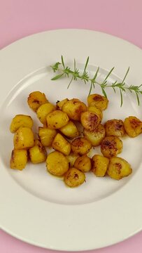 tas de saint-jacques cuisin&eacute;s au safran dans une assiette