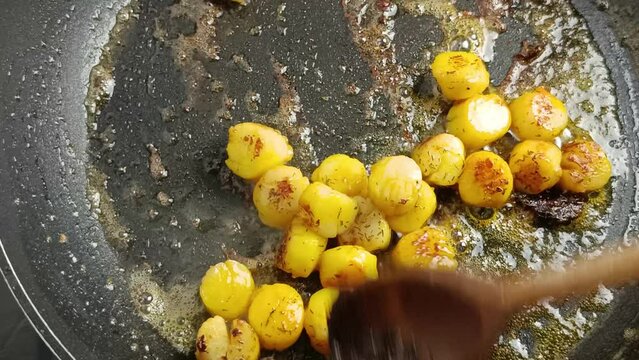 noix de Saint-Jacques au safran  en cuisson dans une po&ecirc;le