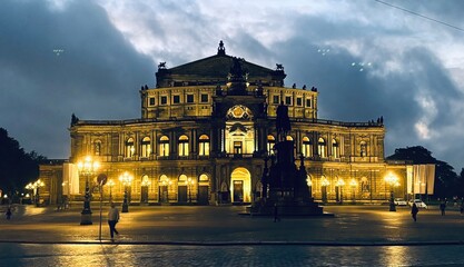 Semperoper in Dresden bei Nacht  