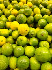 Color display of lemons in a Brazilian market