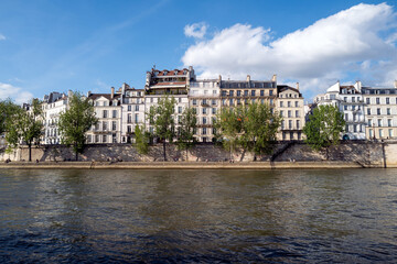 vue des quais de Seine au niveau de l'île de la Cité dans le centre de Paris en France