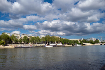 Fototapeta premium vue des quais de Seine au niveau de l'île de la Cité dans le centre de Paris en France