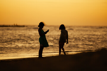 NI&Ntilde;OS UGANDO EN LA PUESTA DEL SOL