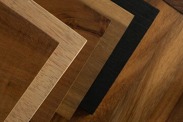 tablas de madera apiladas formando un patron