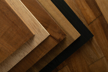 tablones de madera apilados con diferentes acabados