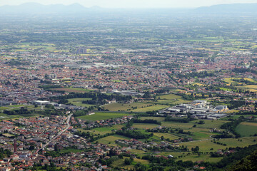 Obraz premium Bird s-eye view of the plain with city houses