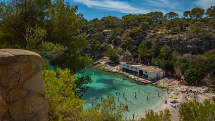 Widok z góry na plażę Cala Pi, wyspa Majorka © polanski.portfolio