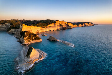 Die Felsen des Kap Drastis werden im Sonnenuntergang von der Sonne angestrahlt auf Korfu
